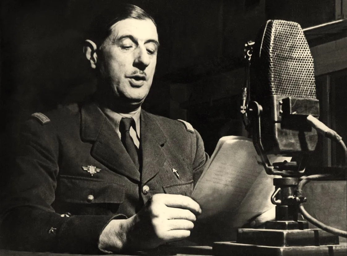 Charles de Gaulle prononçant l'appel du 18 juin 1940 à la BBC.