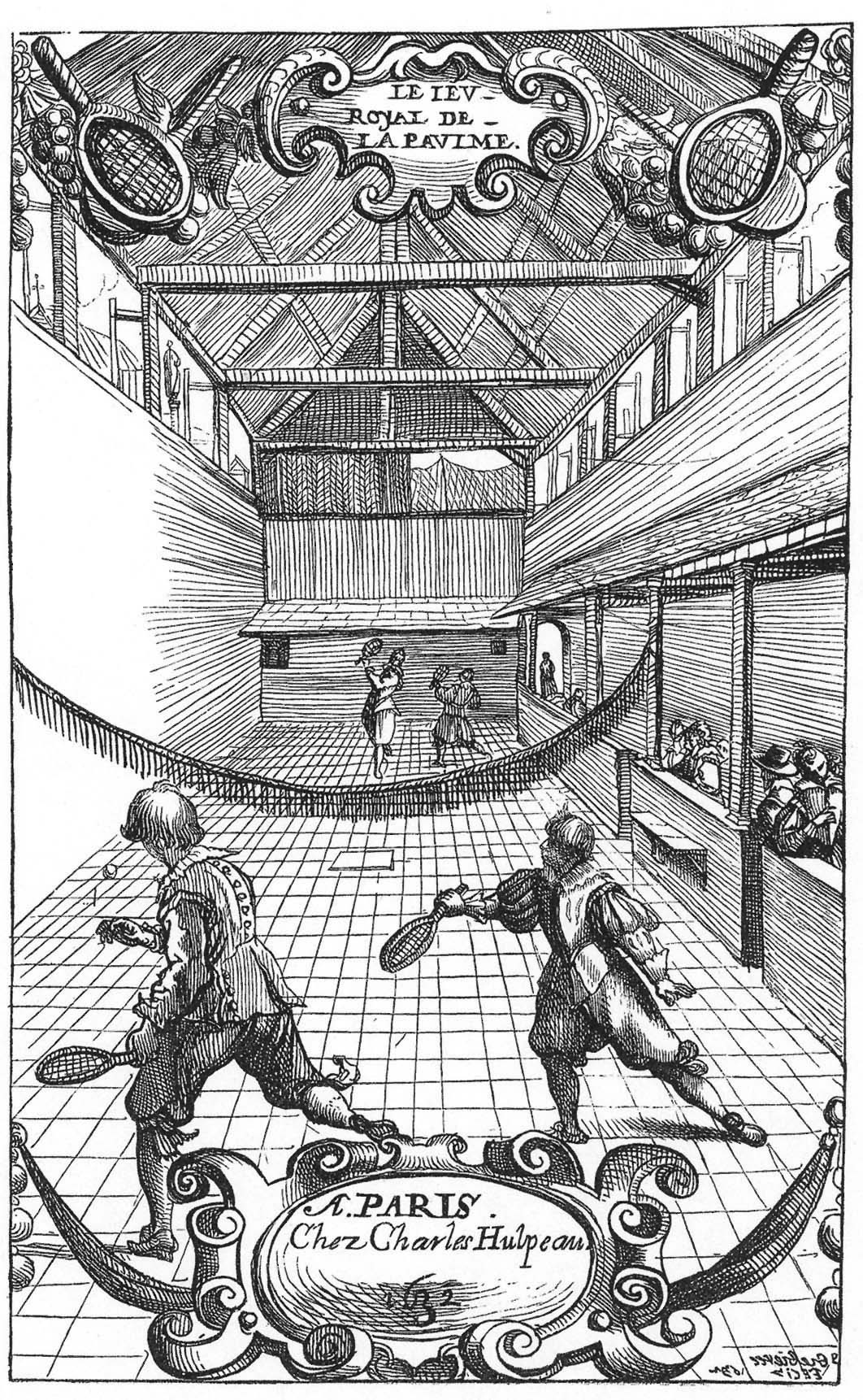 Salle de jeu de paume au XVIIe siècle : deux joueurs se renvoient la balle au-dessus du filet, spectateurs en galerie, raquettes croisées en frontispice du Jeu Royal de la Paulme.